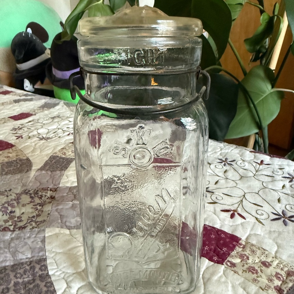 Vintage Queen canning jar 🌟 GLOWS UNDER 365 Blacklight